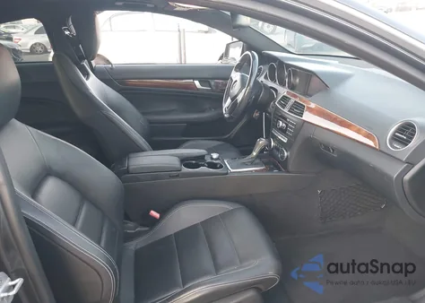 2014 Mercedes-Benz C 250 z USA, uszkodzony, nr VIN WDDGJ4HB1EG176620